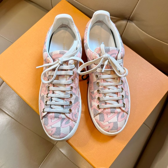 Sold x Louis Vuitton Front Row Tahitienne Bora Bora Damier Azur sneakers - Picture 5 of 10